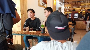 Sambil Ngopi, Putra Presiden Ngevlog Tentang Kopi Aceh